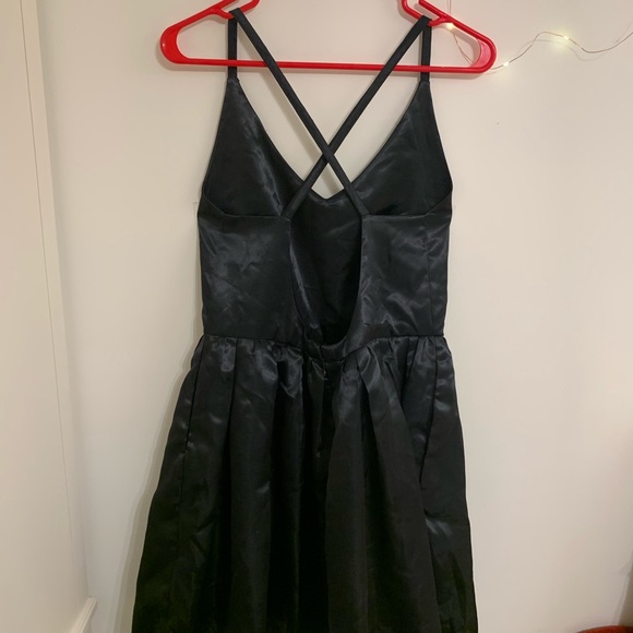 short stroppy black dress - Picture 2 of 2